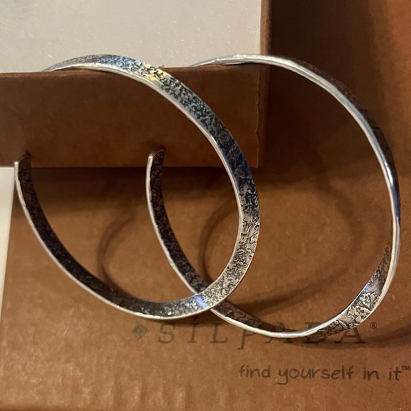 Silpada ‘TWIST OF FATE’ Sterling Silver Hoop Earrings on Posts P1731 - Picture 6 of 15